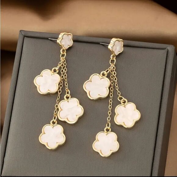 White Flower Five Leaf Clover Gold Dangle Earrings - Picture 1 of 2